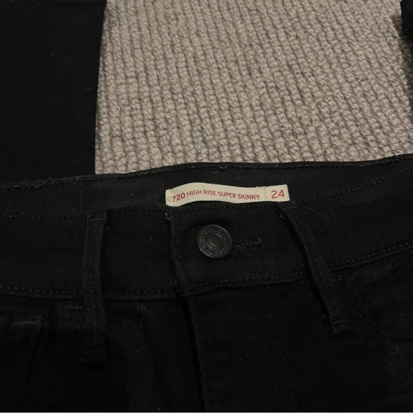 Levi’s Women’s 720 High-Rise Super-Skinny Jeans in Blackest Night (24) - Picture 5 of 6